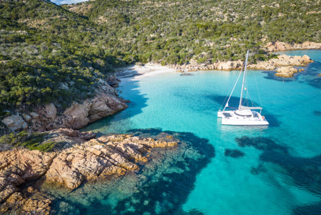 Vista dall'alto di un catamarano in tour tra le Piscine Naturali dell'Arcipelago della Maddalena