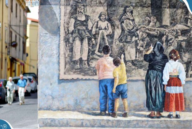Dettagli di un murales a Orgosolo che rappresenta delle persone che a loro volta guardano un altro murales