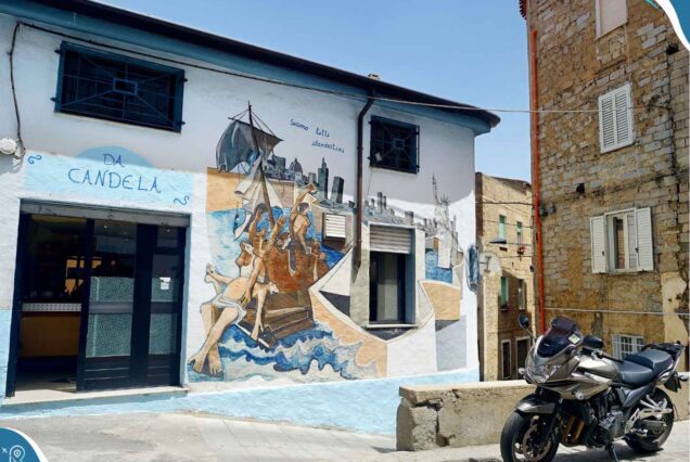 Murales a Orgosolo che rappresenta una nave in mare