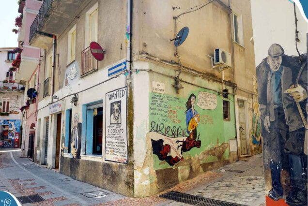 Scorci di Orgosolo in cui si intravedono dei murales