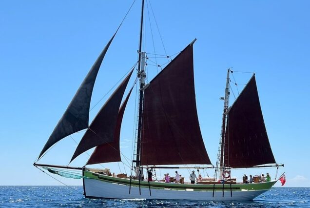 Veliero d'epoca in tour tra le baie della Riviera Corallina
